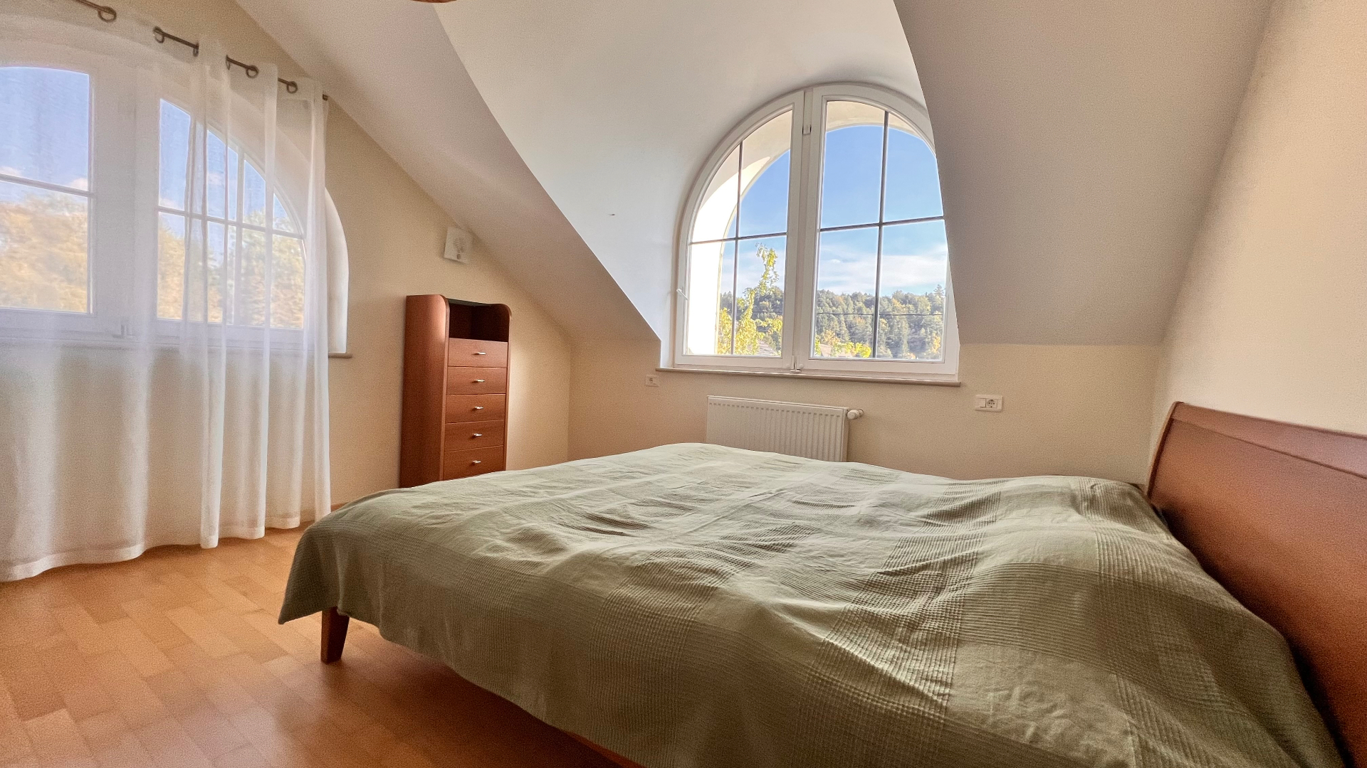 Main bedroom with arched window